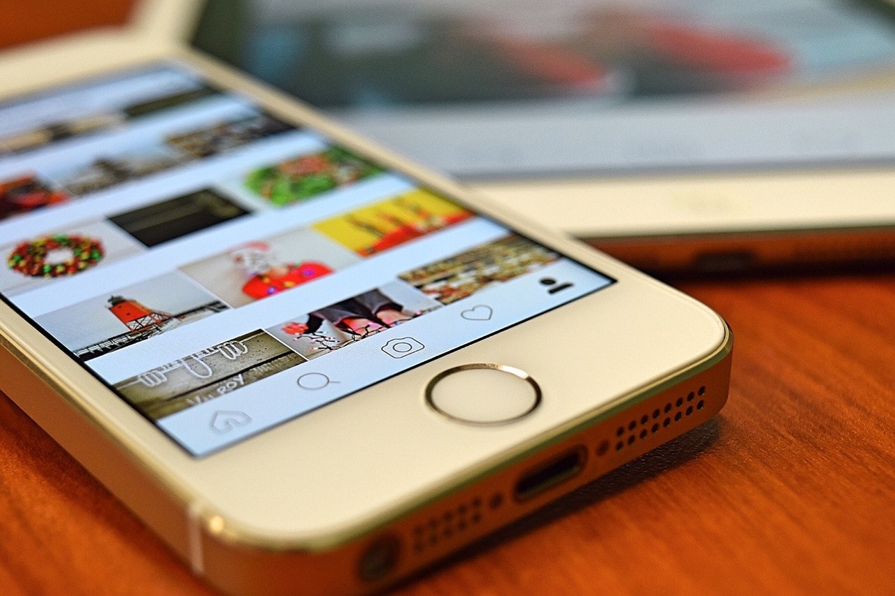 Why Social Media Makes Us Lonely: The Paradox of Connection